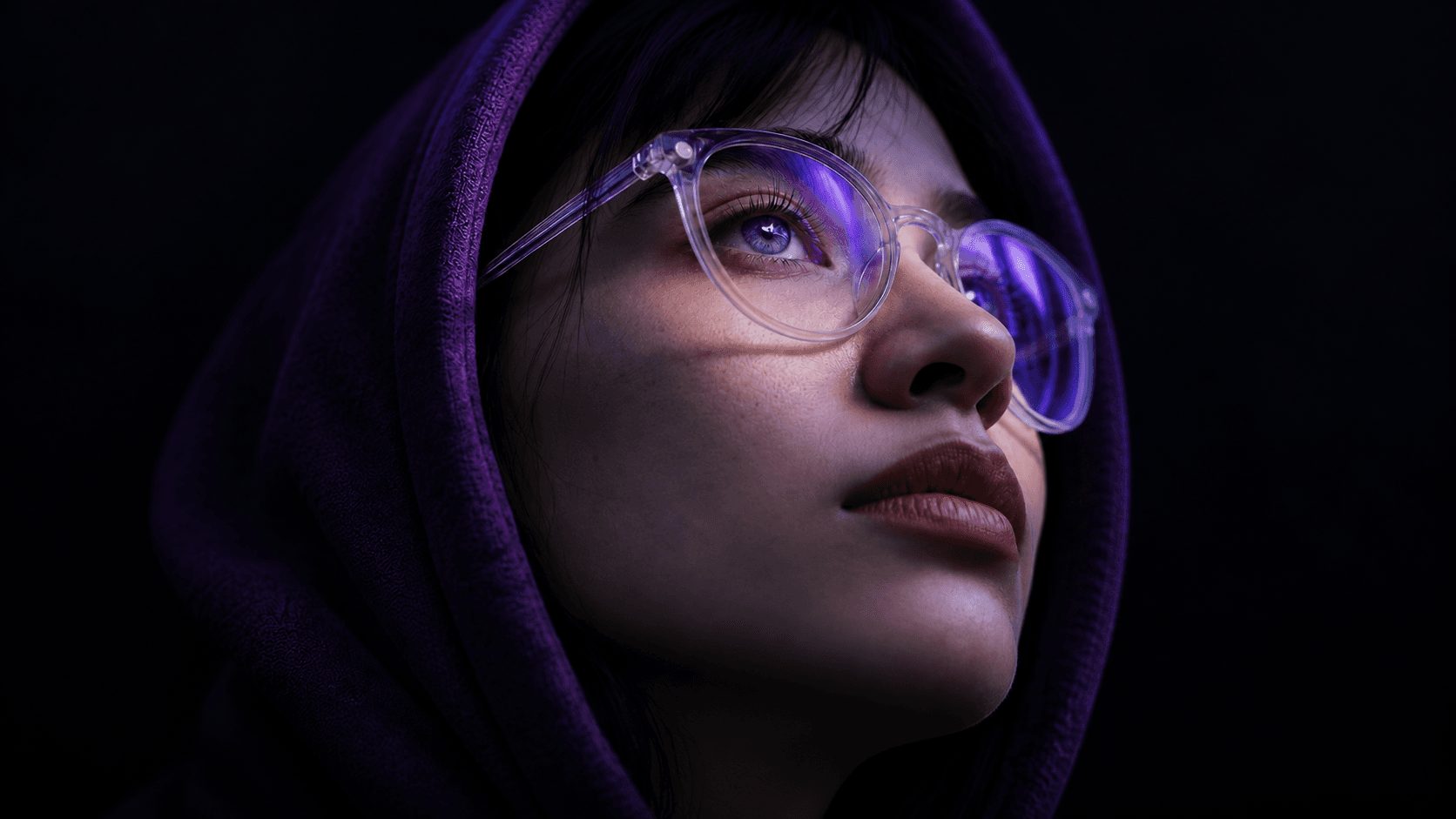 Retrato editorial com capuz e óculos iluminados em violeta